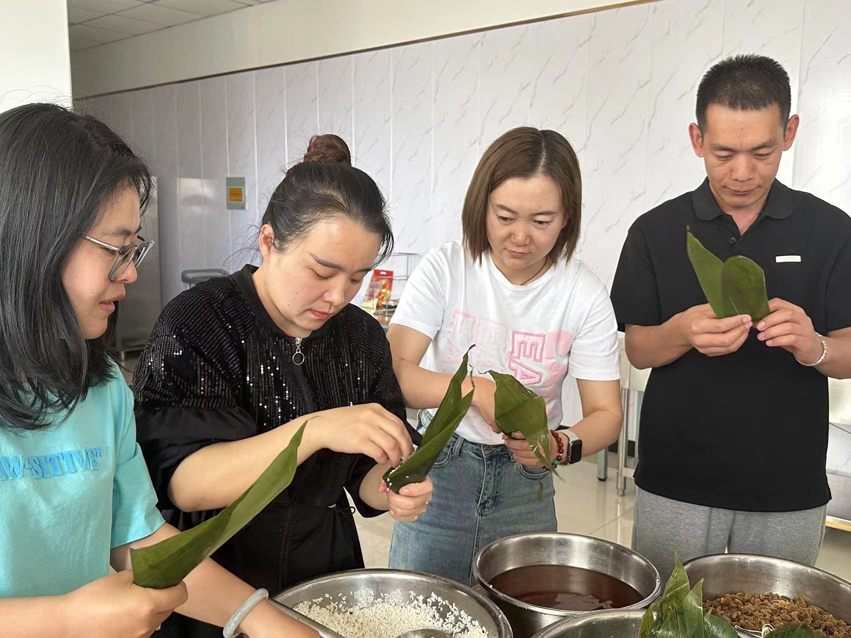 甘肅亞盛田園牧歌草業(yè)集團(tuán)公司開展“迎端午、包粽子、揚(yáng)民族精神”新時代文明實(shí)踐活動